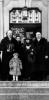 Zdjęcie grupy zrobione przed pałacem wiejskim w okolicach Poznania w połowie lat dwudziestych, z młodą Anne Strakacz stojącą przed 